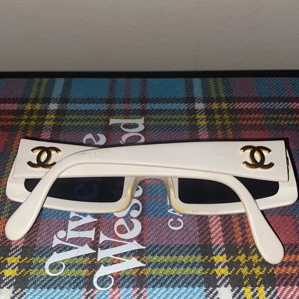 Retro CHANEL Sunglasses - Picture 3 of 5